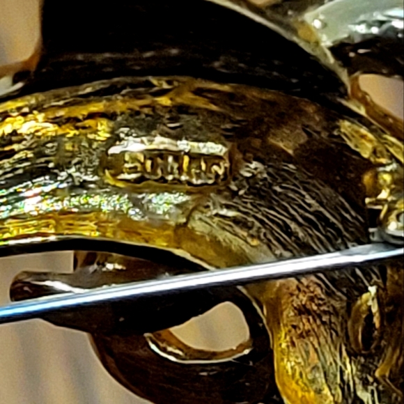 Signed Butler Fifth Avenue Dolphin Brooch – Vintage Gold Tone Z4 - Picture 4 of 4